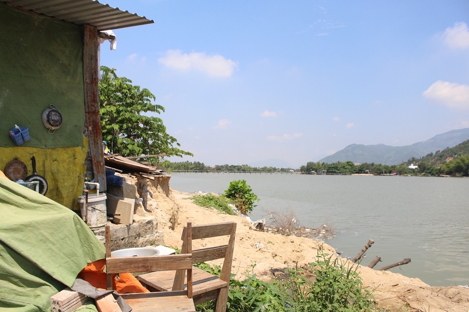 Thấp thỏm sống vì nhà có nguy cơ “rớt” xuống sông - 2 Theo người dân, mỗi năm sông Cái Nha Trang ăn sâu vào nhà dân 1-2m và vẫn chưa có dấu hiệu dừng lại