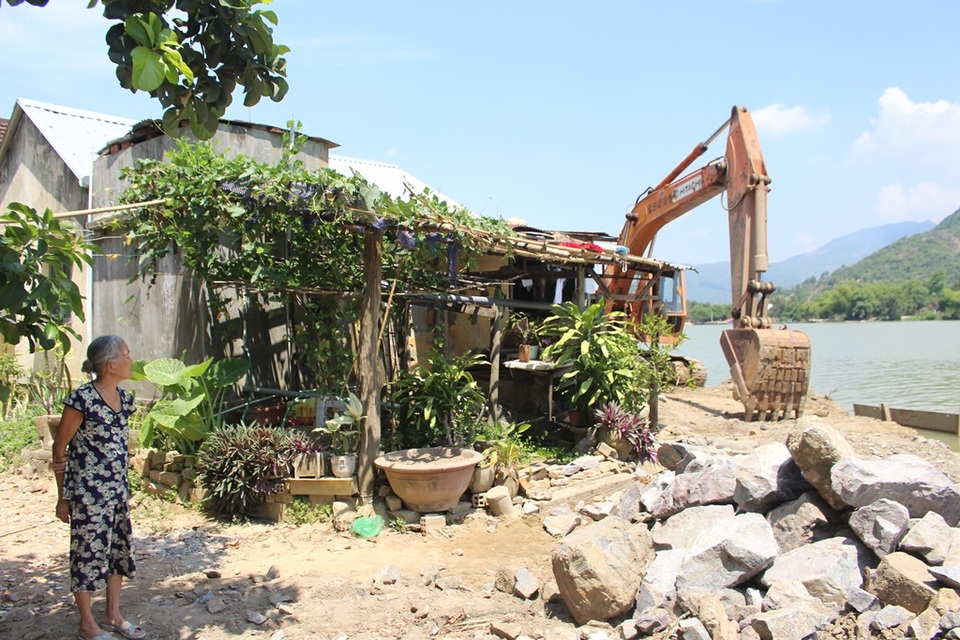 Thấp thỏm sống vì nhà có nguy cơ “rớt” xuống sông - 3 Hiện nay, địa phương đã tổ chức làm kè tạm để giữ đất, ngăn chặn sạt lở nhưng người dân vẫn chưa hết lo lắng