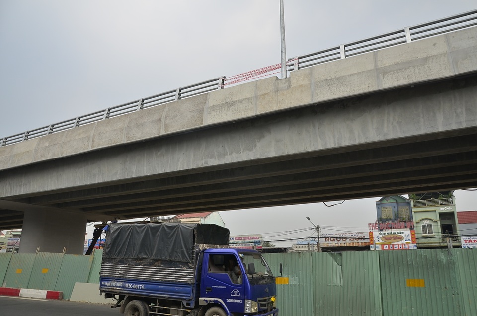 Thanh sắt rơi từ cầu vượt, đâm thủng nóc ô tô - 4
Thanh sắt rơi ở độ cao khoảng 5 mét.