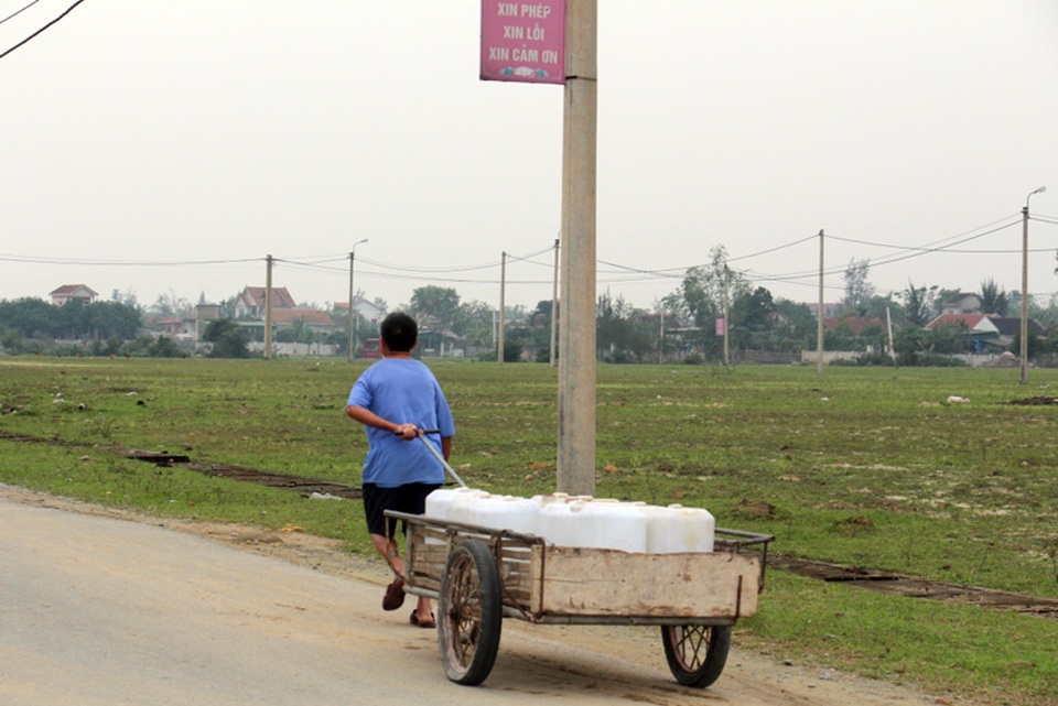 Hà Tĩnh đề nghị Trung ương xem xét dừng dự án mỏ sắt Thạch Khê - 2 Người dân vùng mỏ sắt Thạch Khê thiếu nước sinh hoạt trầm trọng (ảnh: Hoài Nam).