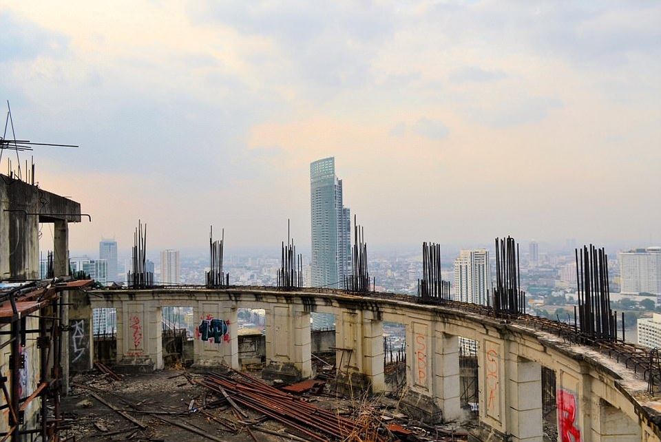 Tòa tháp ma sừng sững giữa lòng Bangkok - 3 Cuộc khủng hoảng nổ ra khiến việc xây dựng vị ngưng trệ