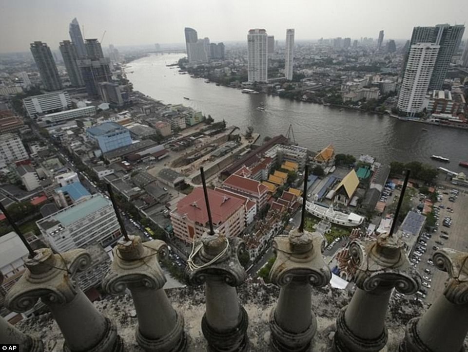 Tòa tháp ma sừng sững giữa lòng Bangkok - 7 Toàn cảnh tòa tháp có tầm nhìn về phía dòng sông Chao Phraya