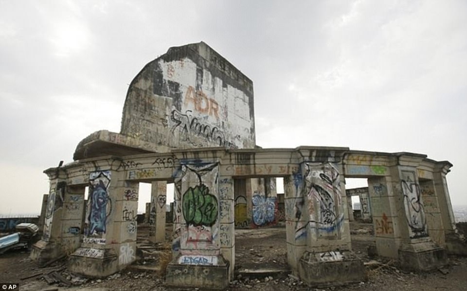 Tòa tháp ma sừng sững giữa lòng Bangkok - 8 Tòa nhà hiện phủ đầy những hình vẽ graffiti độc đáo