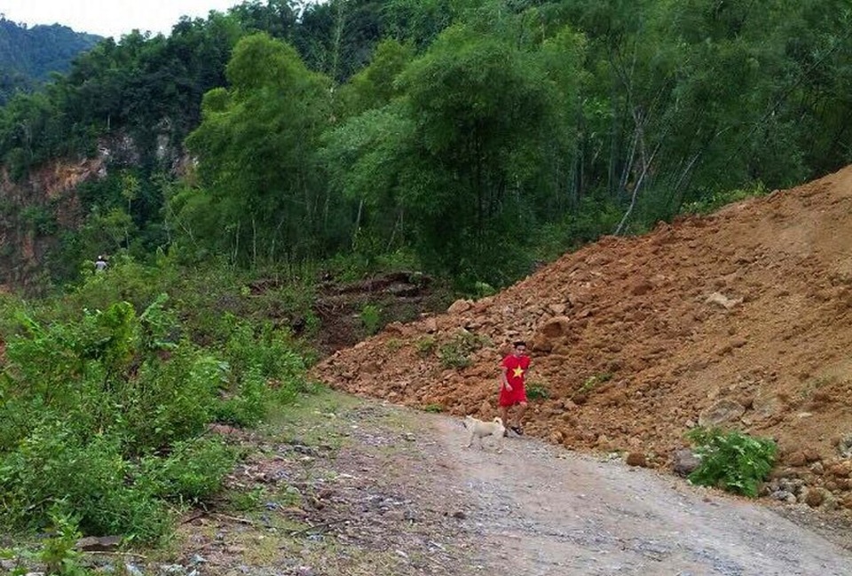 Hơn 200m đường bị cuốn phăng xuống sông - 1 Hiện trường vị trí sạt lở