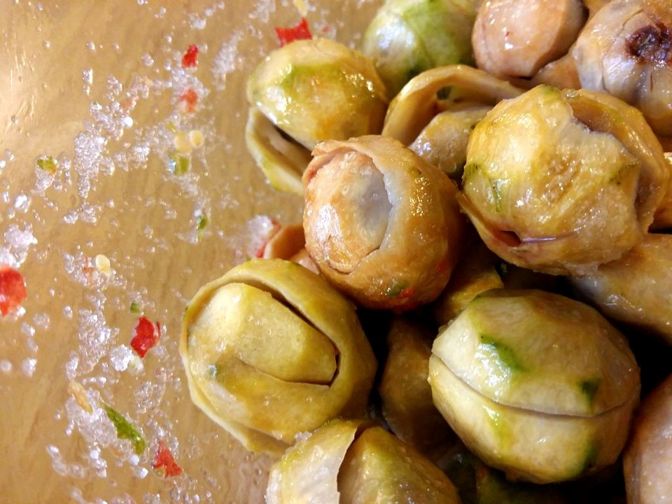 Những món quà gợi nhớ mùa thu Hà Nội - 4 Sấu chín dầm muối đường