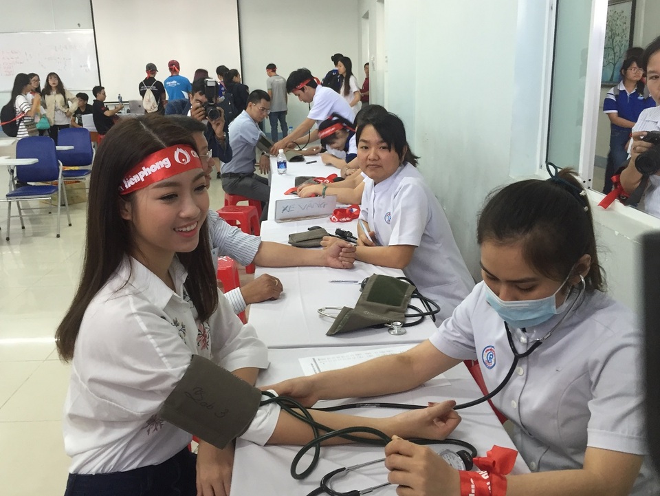 TPHCM: Hoa hậu Mỹ Linh cùng hàng nghìn SV hiến máu nhân đạo - 4 Sau khi đăng ký hiến máu, hoa hậu Mỹ Linh cũng trải qua các khâu kiểm tra sức khỏe