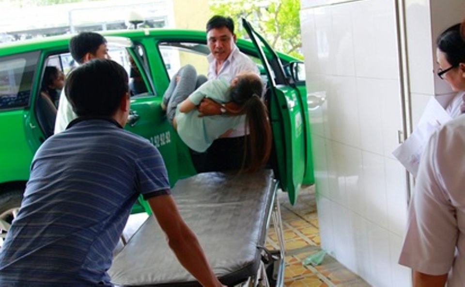 49 công nhân ngộ độc thực phẩm phải nhập viện - 1 Công nhân bị ngất xỉu phải nhập viện cấp cứu sau bữa cơm trưa ngày 16/9/2017