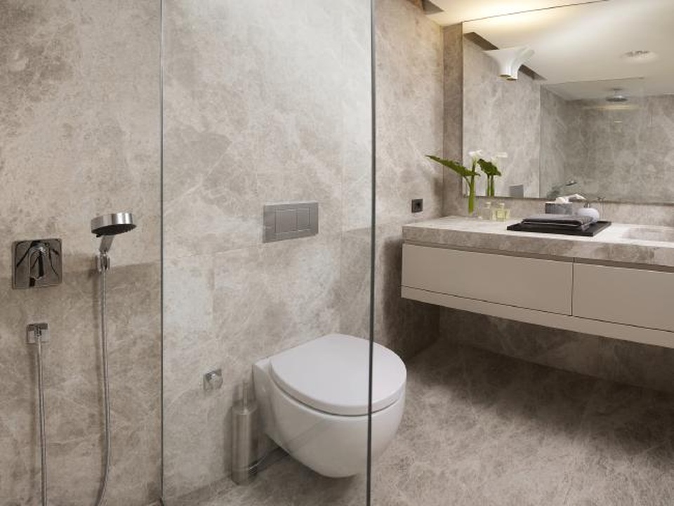 Do máy sấy tóc thường được đặt trong môi trường ẩm ướt, lại ít được vệ sinh, nên trở thành nơi lý tưởng cho nhiều mầm bệnh phát triển