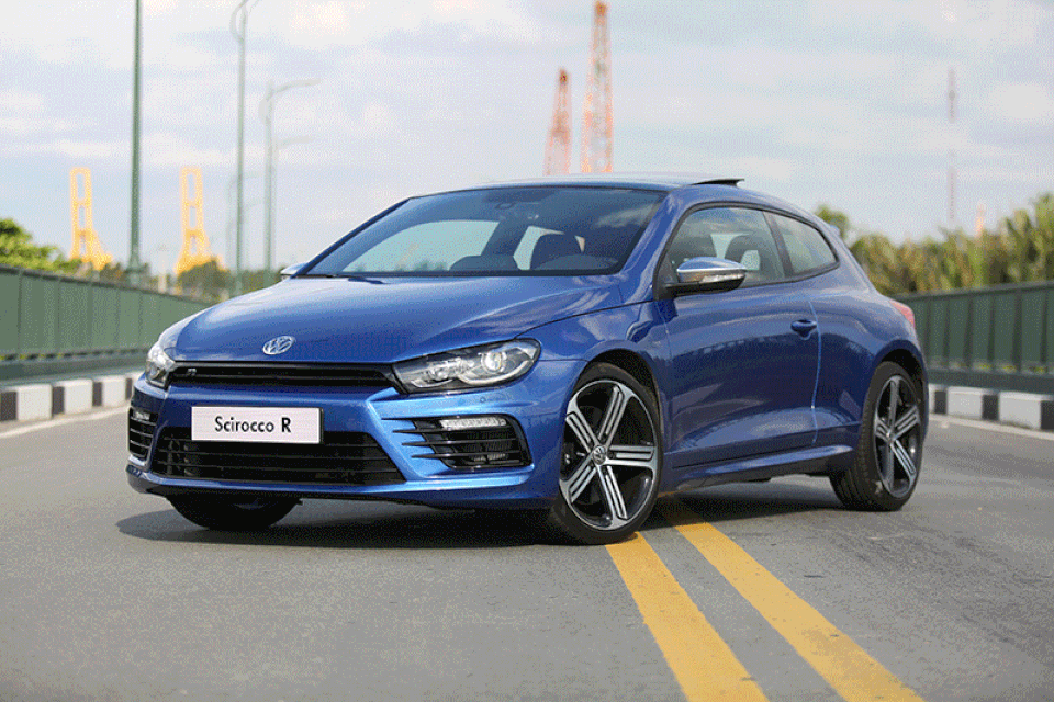 Với Scirocco, Volkswagen muốn giành thế chủ động ở phân khúc xe thể thao - 6
Phiên bản cao cấp nhất Scirocco R, so với phiên bản GTS, có thêm hệ thống giảm xóc thể thao điều khiển điện tử, cùng hệ thống cảnh báo tốc độ (theo lựa chọn trước của người lái), hệ thống vành hợp kim 5 chấu kích thước 19 inch.