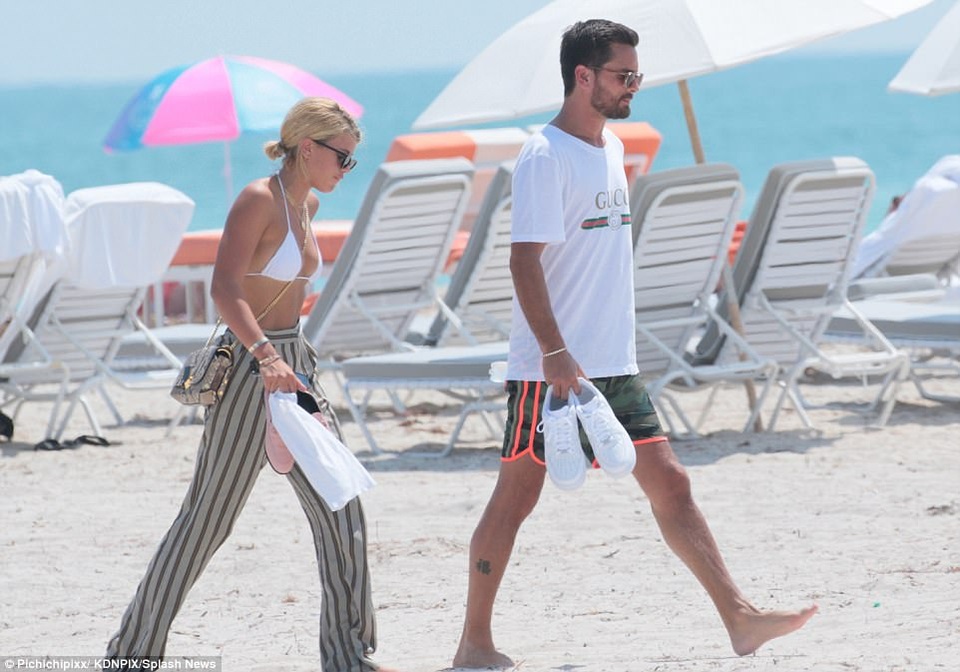 "Tay chơi" Scott Disick chính thức hò hẹn với con gái của Lionel Richie - 17
Scott và Kourtney Kardashian từng yêu nhau say đắm và có ba mặt con với nhau nhưng không làm đám cưới. Năm 2015, Kourtney chia tay với Scott khi phát hiện anh lăng nhăng. Đầu năm 2017, Scott còn bày tỏ mong muốn được hàn gắn với Koutney và khẳng định cô là người phụ nữ mà anh yêu thương và muốn gắn bó nhất.