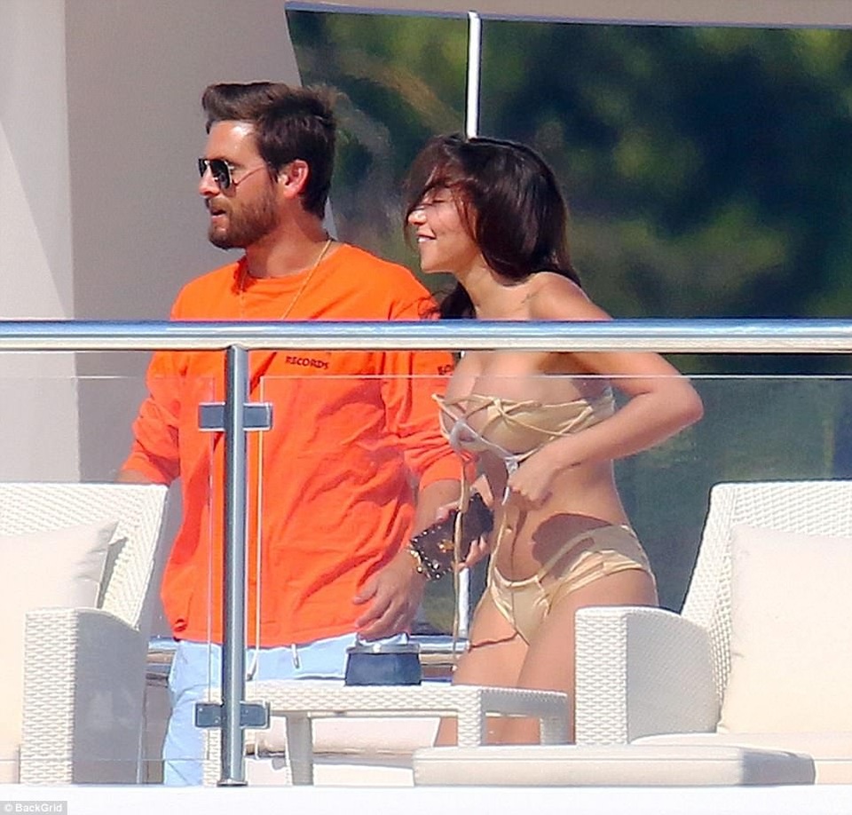 
Chantel Jeffries, bạn gái cũ của Justin Bieber, cũng có mặt trên du thuyền cùng Scott trong ngày hôm nay 31/5.
