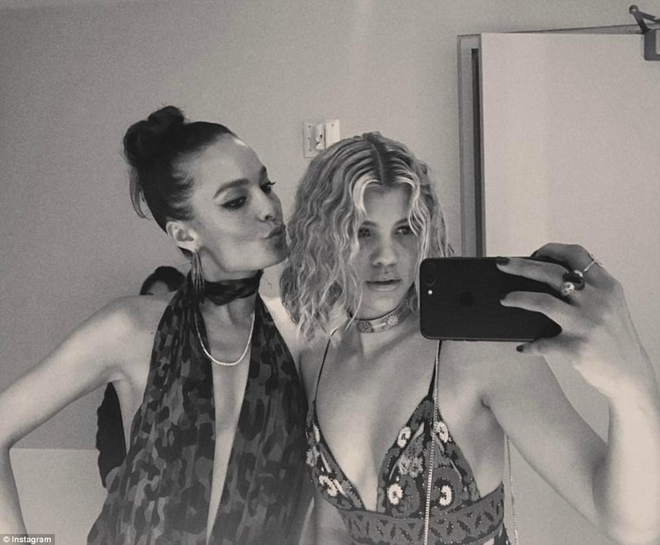 "Tay chơi" Scott Disick chính thức hò hẹn với con gái của Lionel Richie - 19
Được biết, chuyện tình giữa Scott và Sofia đã khiến mối quan hệ chị em thân thiết giữa Sofia và Chloe Bartoli, 27 tuổi, chấm dứt. Hai cô gái từng xem nhau như chị em ruột nhưng từ khi Scott hướng sự quan tâm sang Sofia, Chloe đã dừng nói chuyện và liên lạc với Sofia.