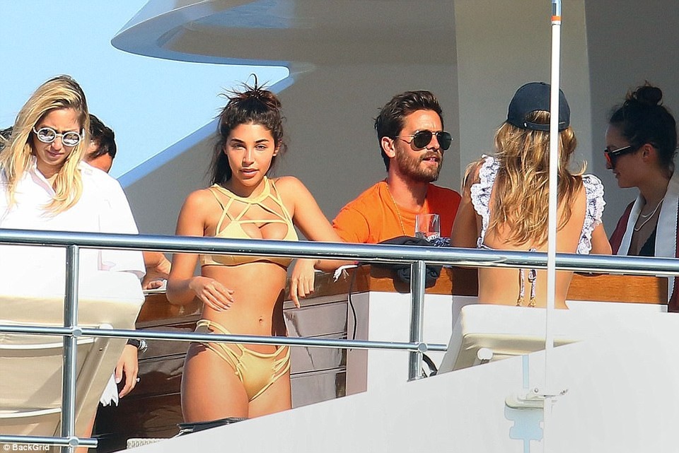 
Chantel Jeffries không phản đối khi Scott có những cử chỉ nhạy cảm và thân mật với mình.
