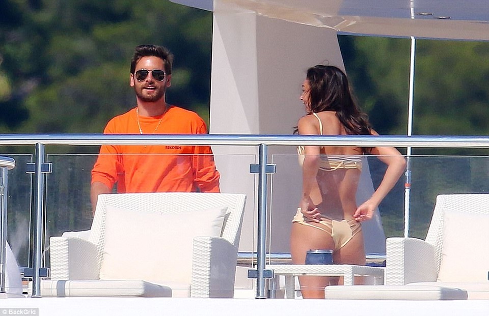 
Chantel Jeffries vui vẻ khi tham gia các bữa tiệc mà Scott tổ chức trên du thuyền.
