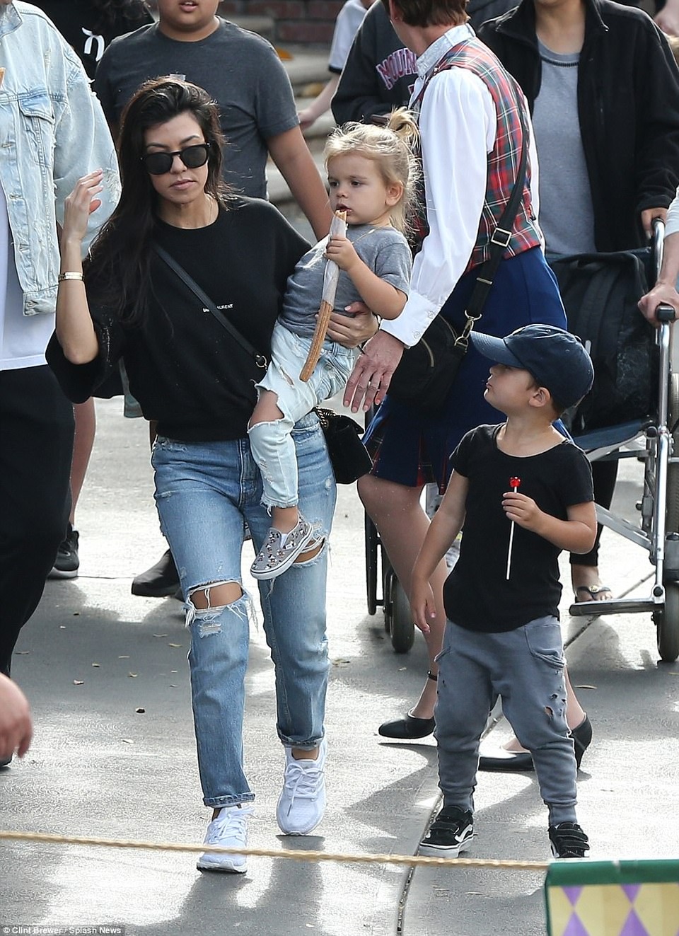 
Kourtney Kardashian, người đã sinh cho Scott 3 đứa con, cảm thấy không hài lòng với lối sống vô trách nhiệm và buông thả của anh. Cô tuyên bố sẽ không để các con gặp bố trong thời gian này.
