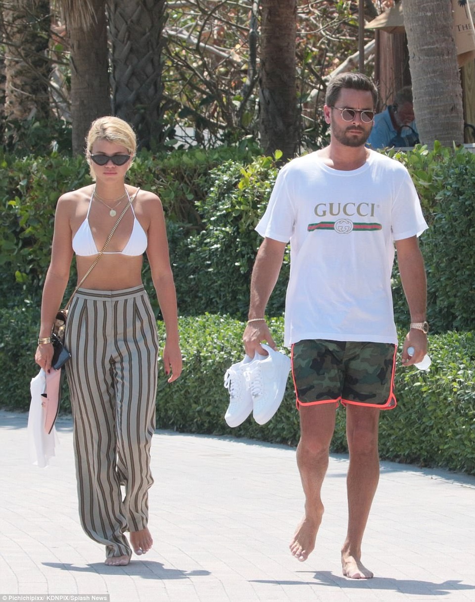 "Tay chơi" Scott Disick chính thức hò hẹn với con gái của Lionel Richie - 5
Mối quan hệ giữa Sofia và Scott không nhận được sự ủng hộ của Lionel Richie. Scott nổi tiếng là đào hoa và lăng nhăng. Chính vì vậy, danh ca Lionel không khuyến khích con gái đi lại với một người đàn ông nổi tiếng hư hỏng như Scott.