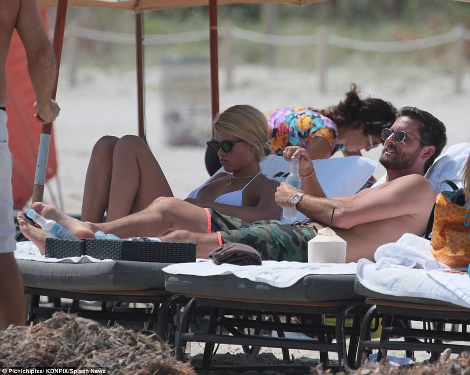 "Tay chơi" Scott Disick chính thức hò hẹn với con gái của Lionel Richie - 9
Sofia không thể ngừng mỉm cười hạnh phúc khi ở bên Scott.