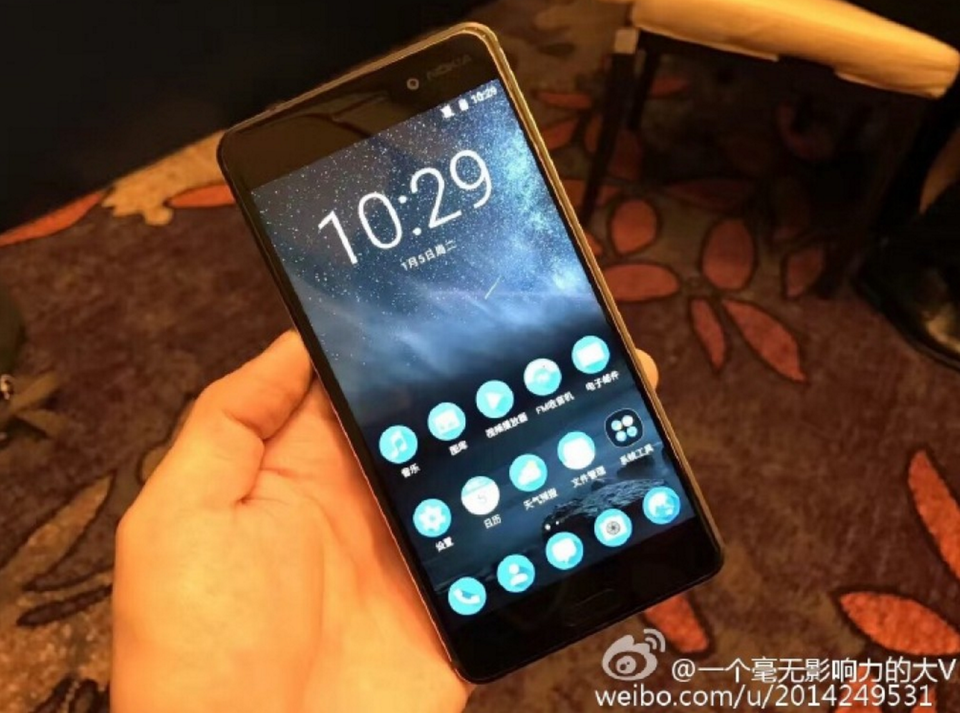 
Với thiết kế nhôm nguyên khối quen thuộc của các dòng Lumia trước đây của Nokia, nhưng Nokia 6 đôi chút mỏng manh hơn. Máy sở hữu màn hình rộng 5,5-inch độ phân giải Full HD (1920x1080), mặt kính cường lực Gorilla Glass
