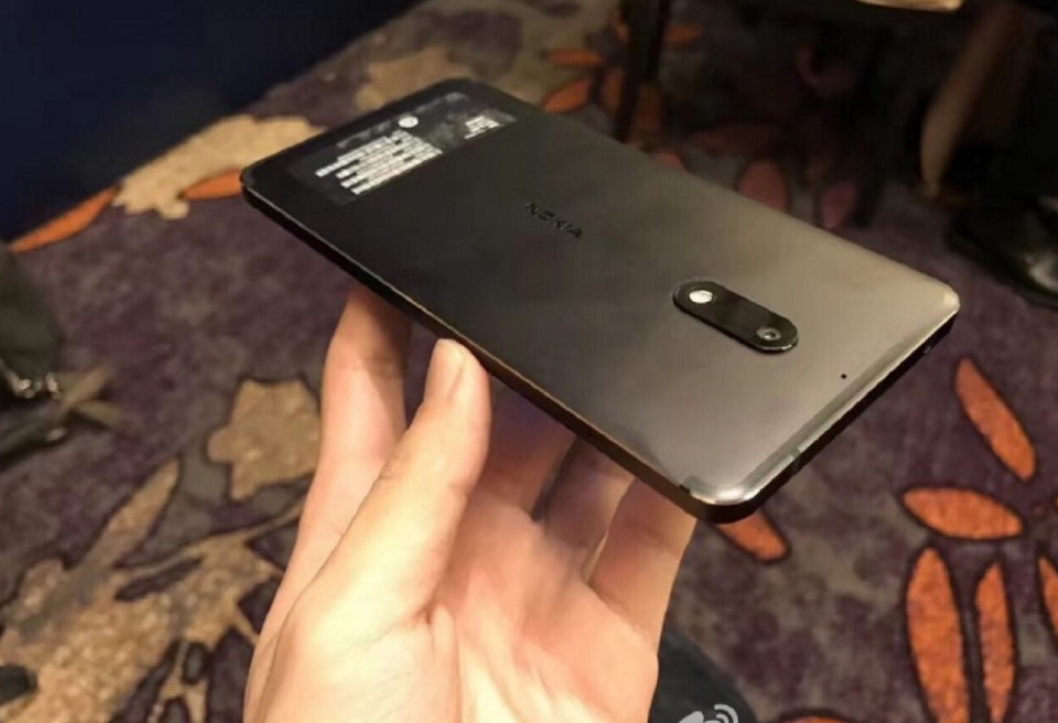 
Camera trên Nokia 6 vẫn giữ thiết kế lồi như các thế hệ Lumia trước đó.
