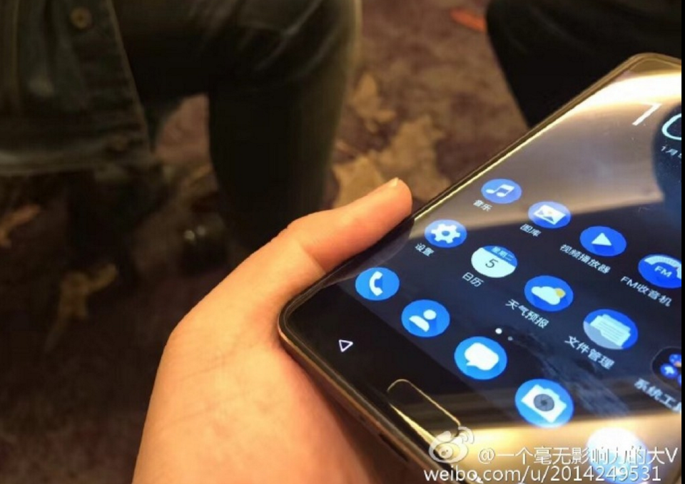 
Mặt trước là nút Home vật lý được tích hợp cảm biến vân tay giống như các thế hệ smartphone cao cấp hiện nay.
