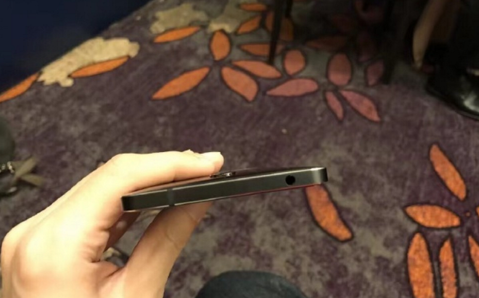 
Các cạnh thân máy được thiết kế phẳng và một vạch kẻ tạo điểm nhấn. Cạnh trên là nơi thiết kế giắc cắm tai nghe audio 3.5mm. Nokia 6 được tích hợp công nghệ âm thanh Dolby Atmos cho phép cho ra âm thanh lớn lên đến 6dB.
