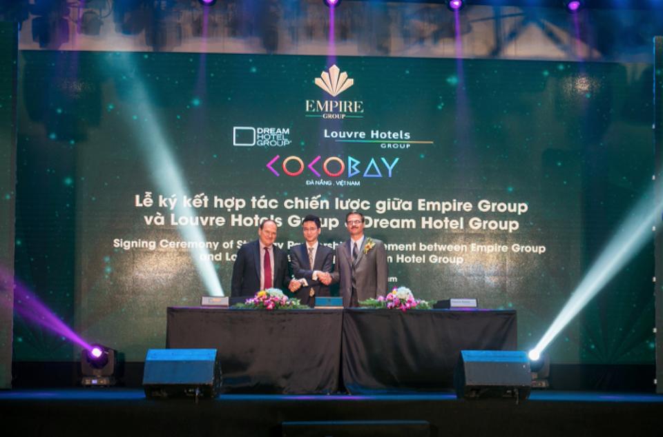 Đà Nẵng dẫn đầu cả nước về du lịch nghỉ dưỡng giải trí - 3 Đại diện ba tập đoàn tại lễ ký kết