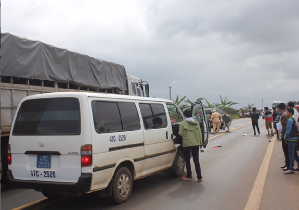 
Xe biển xanh đã va chạm với chiếc xe máy (Ảnh: CTV)
