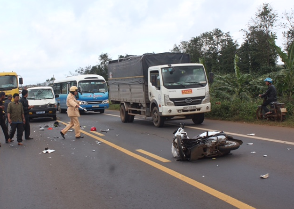 
Hiện trường vụ va chạm xe ô tô biển xanh đã va chạm với chiếc xe máy. (Ảnh: P.V)
