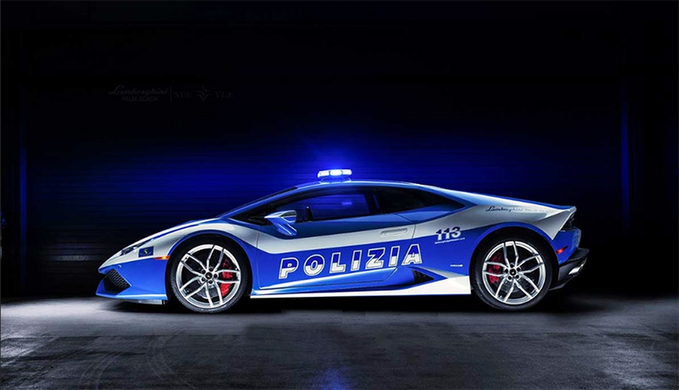 
Chiếc xe khoác lên mình một lớp sơn màu xanh - trắng, cùng hệ thống còi và đèn LED trên nóc xe. 
