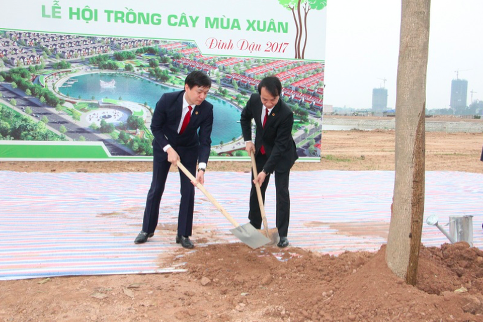 “Tết trồng cây” ở khu đô thị Zero Energy đầu tiên tại Việt Nam - 2 Những cây xanh tại Dương Nội - khu đô thị Zero Energy đầu tiên của Việt Nam do lãnh đạo Tập đoàn Nam Cường: Phó Chủ tịch- Ông Trần Oanh, Phó Tổng Giám đốc- Ông Phan Văn Huyên vun trồng