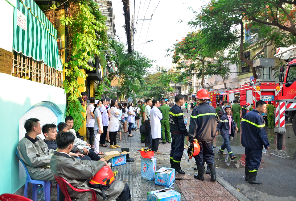 Giải cứu thành công 15 người trong ngôi nhà 4 tầng bất ngờ bốc cháy - 1
Sau khoảng 30 phút, lực lượng PCCC quận 1 đã khống chế được ngọn lửa, khi Bà hoả ghé thăm một ngôi nhà 4 tầng