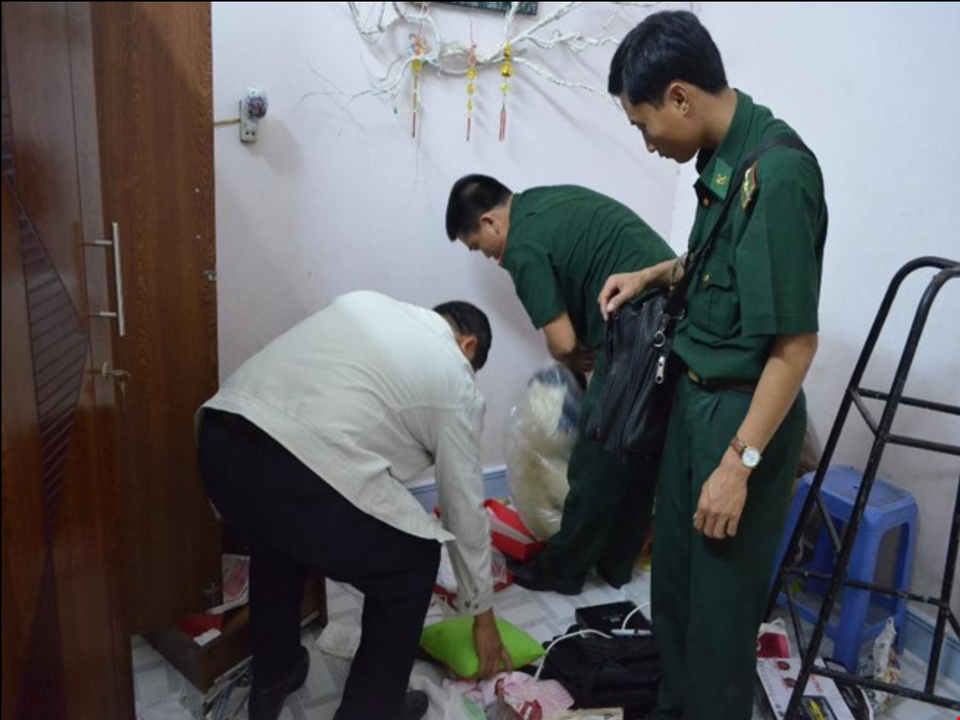 Bị bắt vì mang 400.000 USD thắng bạc từ Campuchia về Việt Nam - 2
Số ngoại tệ tang vật và các vỏ bọc ngụy trang bị Đồn Biên phòng cửa khẩu Mộc bài phát hiện, thu giữ .