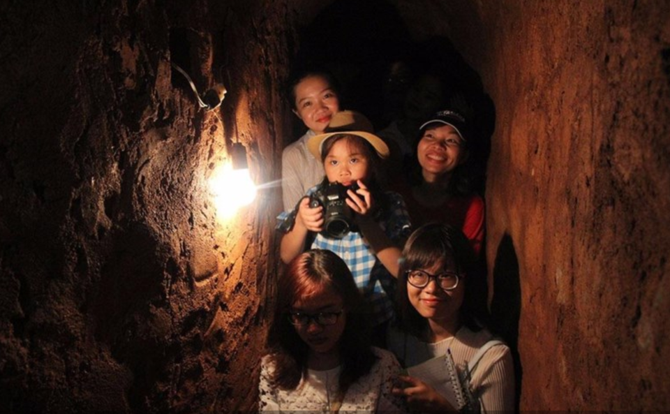 
Đường địa đạo xương sống cách mặt đất 2-3 m, lòng địa đạo cao 1,5-1,6 m, rộng 0,6-0,7 m, bảo đảm đi lại vận động khá dễ dàng.
