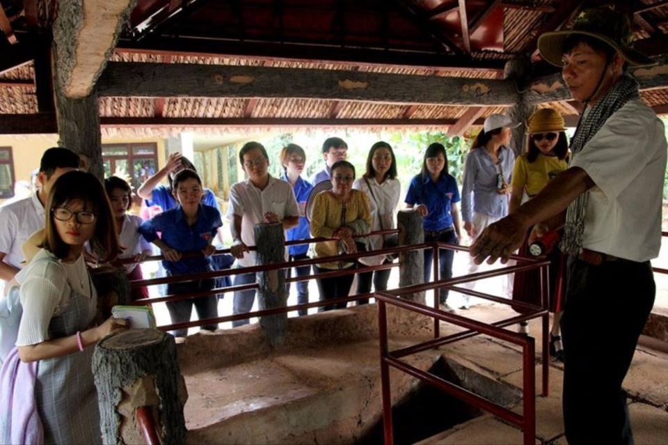 
Các cụm địa đạo được nối liền với nhau bởi đường xương sống, có hầm bí mật chứa lương thực dự trữ, các công sự chiến đấu để đánh trả địch.
