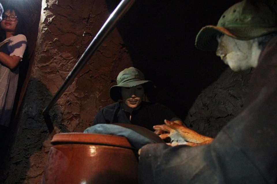 
Hầm bí mật chứa lương thực dự trữ, các công sự chiến đấu để đánh trả địch trong lòng địa đạo.
