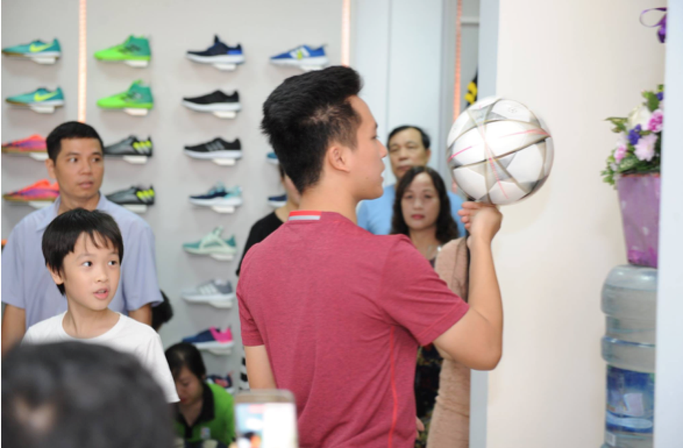 Khai trương chuỗi cửa hàng thể thao chính hãng Jubisport tại Hà Nội - 2 Màn biểu diễn tâng bóng nghệ thuật của Đỗ Kim Phúc là tâm điểm chú ý của nhiều bạn trẻ