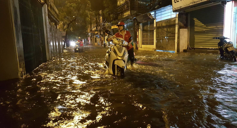 Mưa lớn, nhiều tuyến đường Hà Nội ngập sâu - 6
Đường Vũ Trọng Phụng