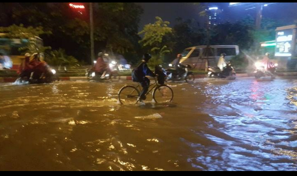 Mưa lớn, nhiều tuyến đường Hà Nội ngập sâu - 7
Đường Phạm Văn Bạch