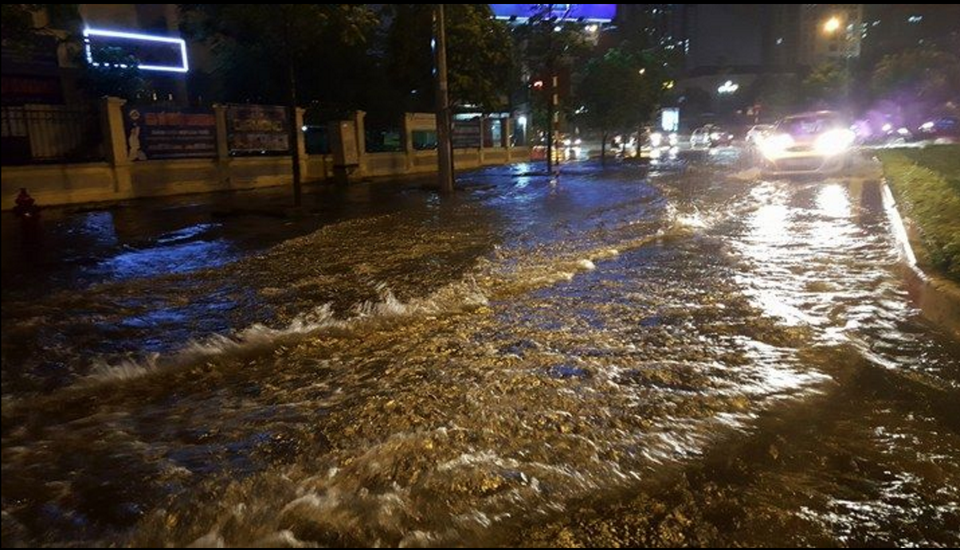 Mưa lớn, nhiều tuyến đường Hà Nội ngập sâu - 8 Mưa lớn, nhiều tuyến đường Hà Nội ngập sâu - 8
