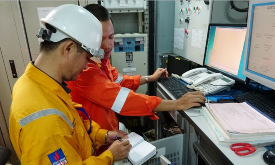 Giàn nén khí mỏ Rồng – Đồi Mồi đạt mốc sản lượng 2 tỷ m3 khí - 2
Làm việc trên giàn nén khí mỏ Rồng - Đồi Mồi