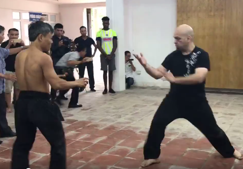 Võ sư Đoàn Bảo Châu sẽ dẫn cao thủ Flores đi thăm Hà Nội - 1
Cả Võ sư Đoàn Bảo Châu và cao thủ Flores đều dành tình cảm cho nhau sau cuộc tỉ thí