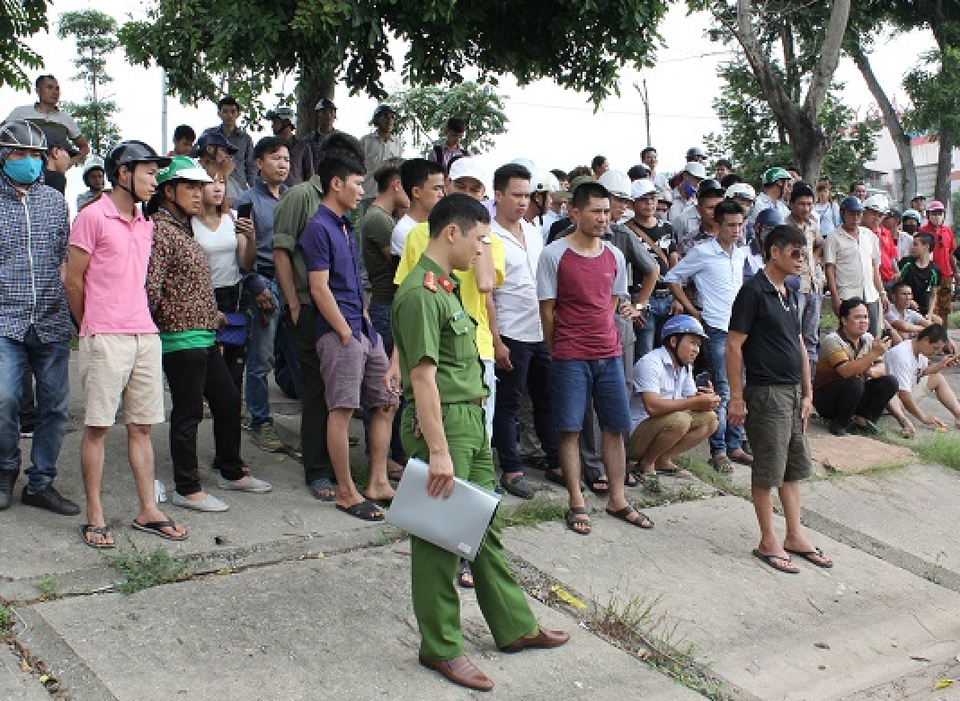 Phát hiện thi thể người nổi trên hồ Linh Đàm - 2
Lực lượng chức năng có mặt tại hiện trường để giải quyết vụ việc (Ảnh: Trần Thanh)