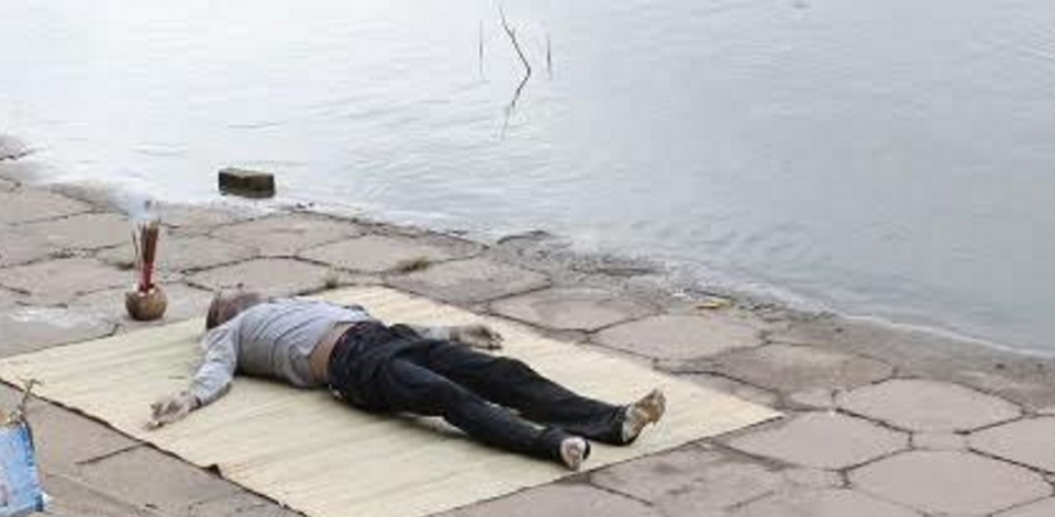 Phát hiện thi thể người nổi trên hồ Linh Đàm - 3
Thi thể nạn nhân được cơ quan chức năng đưa lên bờ (Ảnh: Trần Thanh)