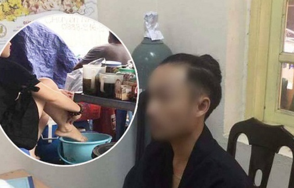 Người dàn dựng clip "lấy nước rửa chân pha trà cho khách" bị phạt 7,5 triệu đồng - 1
Hình ảnh trong clip lấy nước rửa chân pha trà cho khách