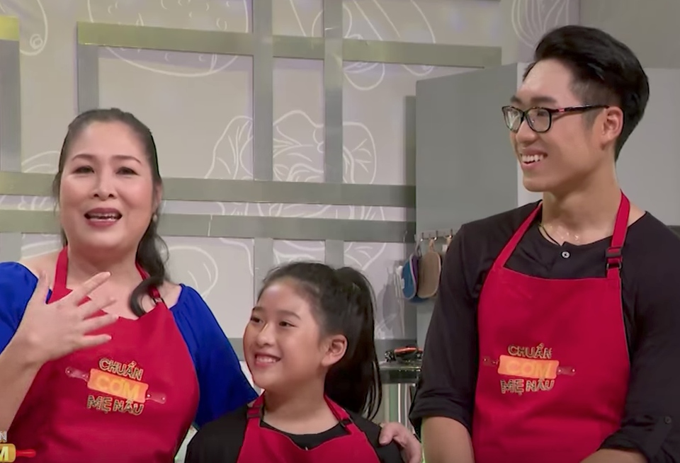 Lần đầu tiên, NSND Hồng Vân cùng con trai Trê Phi và con gái Bí Ngô tham gia chương trình gameshow.