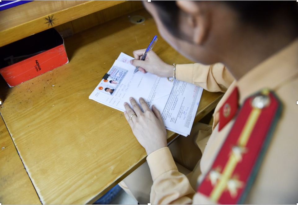Công việc "dầm mưa, dãi nắng" của nữ CSGT Hà Nội - 11
Công việc hành chính của Thượng uý Hà cũng khá vất vả do số lượng người vi phạm luật lệ giao thông ở Hà Nội đông, nhiều hồ sơ cần xử lý. Thượng uý Hà chia sẻ, bản thân rất vui vẻ với công việc hiện tại vì cũng là mong muốn từ xưa, nhất là khi gia đình có truyền thống trong ngành công an.