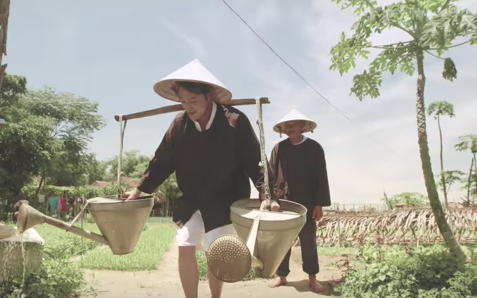 Ca sĩ Quang Vinh làm "nông dân" trồng rau, cuốc đất - 2 Hoàng tử Sơn Ca còn gánh nước nữa.