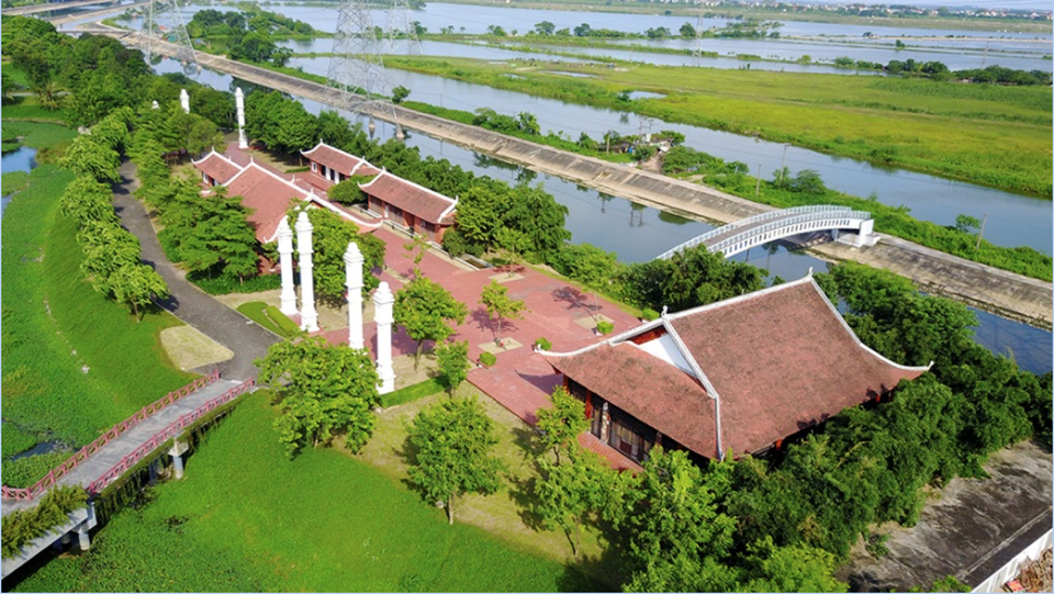 Điểm dã ngoại hấp dẫn ở công viên cây xanh lớn nhất Hà Nội - 8
Làng di sản nằm sâu trong công viên. Ngoài ra, nơi đây còn có nhiều công trình như nhà triển lãm nghệ thuật, vườn mê cung, làng văn hóa...