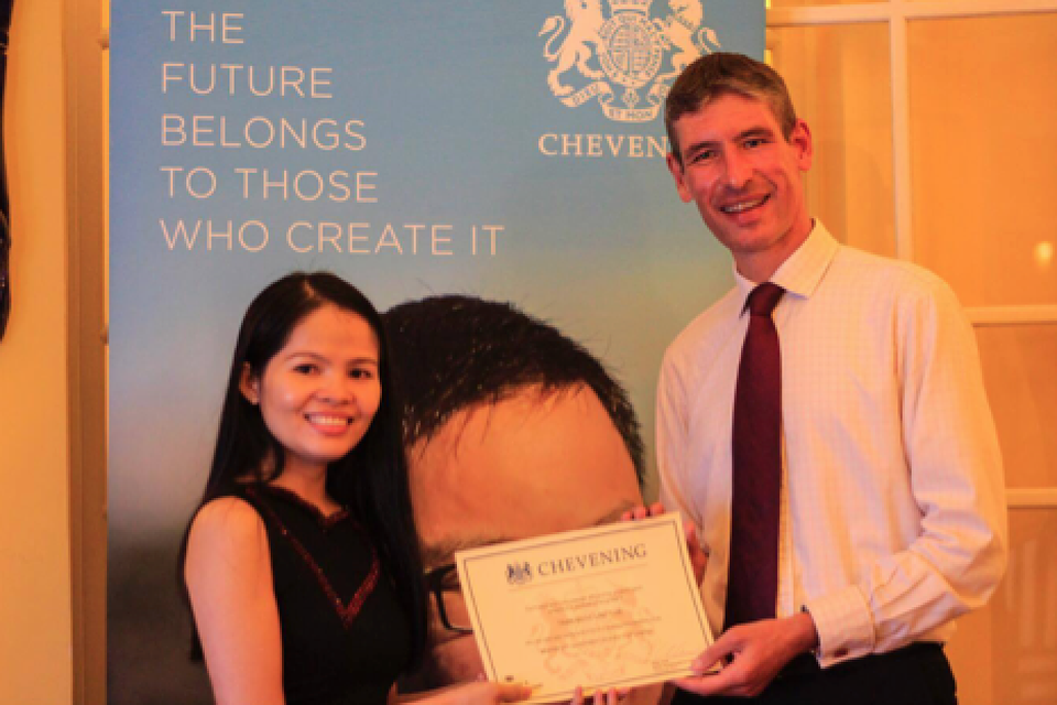 Đại sứ Anh trao học bổng Chevening cho 21 học giả Việt Nam - 1
Đại sứ Anh trao chứng nhận học bổng Chevening cho 21 học giả Việt Nam vào tối 6/9.