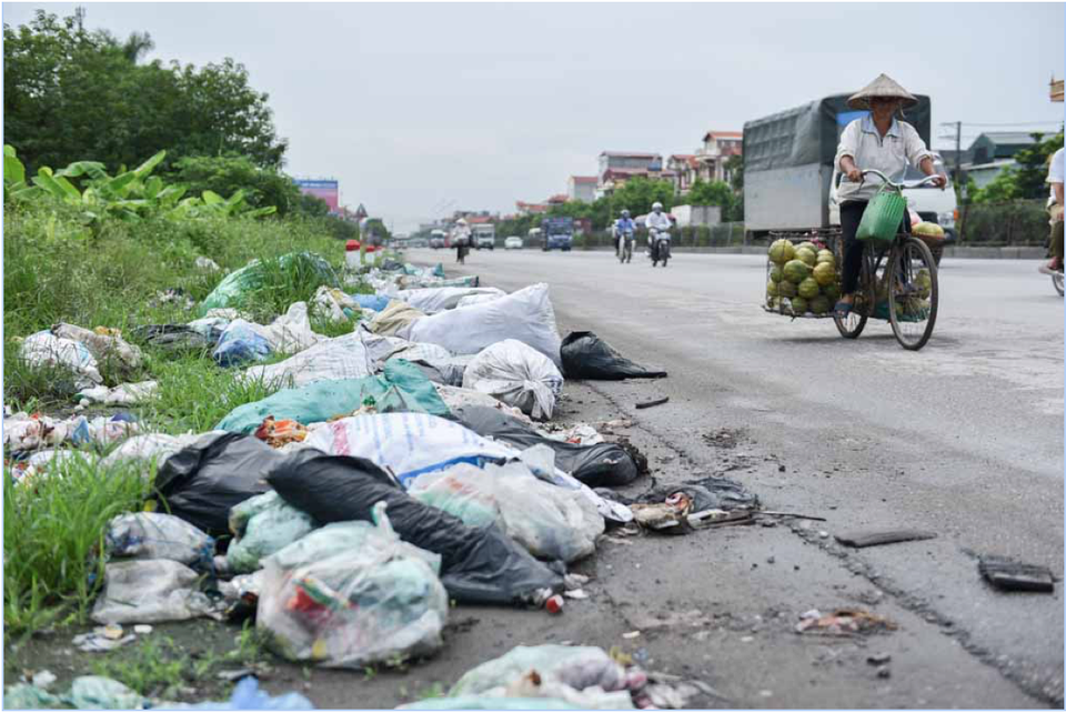 Nhan nhản "sống trâu, rãnh cào" trên quốc lộ 5 - 6
Rác thải vứt ngay đường lâu ngày không được dọn dẹp, bốc mùi hôi thối.